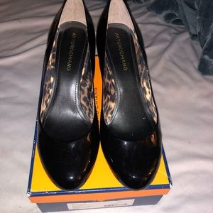 Black patent leather pumps